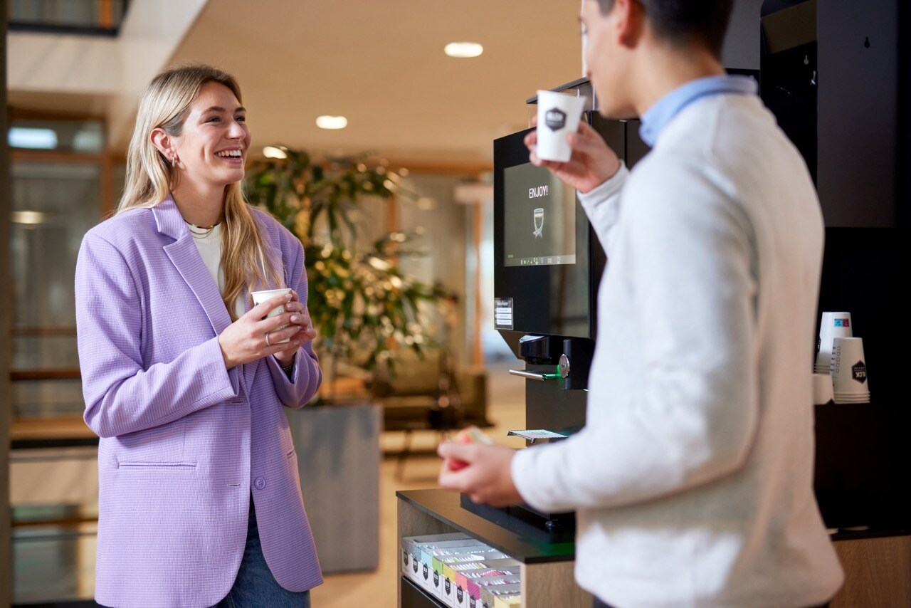 Vrouw_man_koffieapparaat klein formaat
